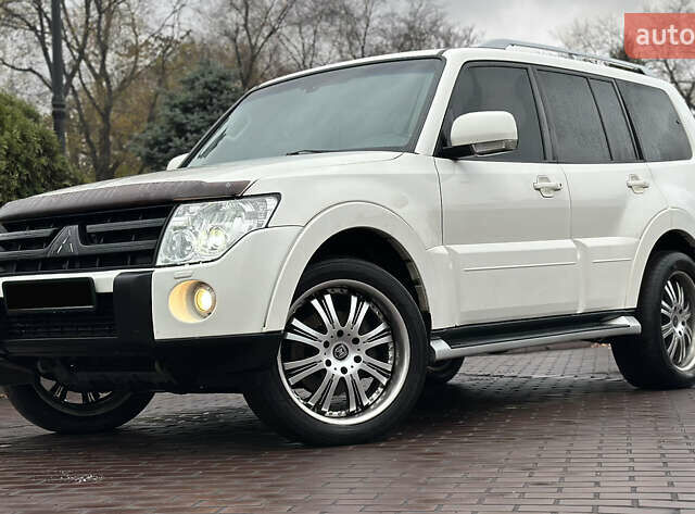 Белый Мицубиси Паджеро Вагон, объемом двигателя 3.2 л и пробегом 292 тыс. км за 12500 $, фото 4 на Automoto.ua