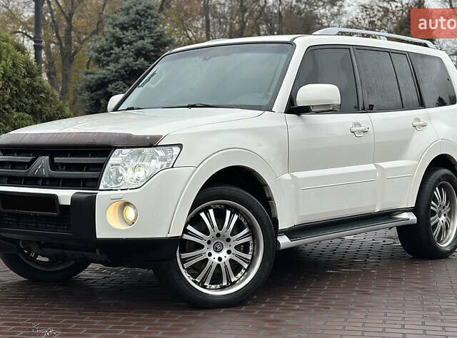 Белый Мицубиси Паджеро Вагон, объемом двигателя 3.2 л и пробегом 292 тыс. км за 12500 $, фото 3 на Automoto.ua