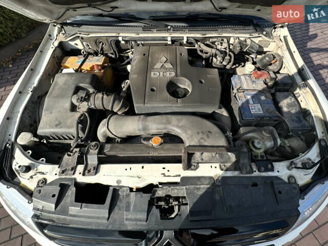 Белый Мицубиси Паджеро Вагон, объемом двигателя 3.2 л и пробегом 292 тыс. км за 12500 $, фото 58 на Automoto.ua