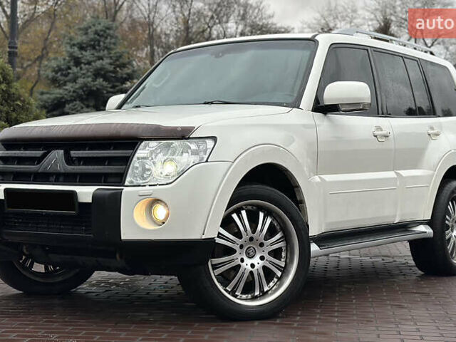 Белый Мицубиси Паджеро Вагон, объемом двигателя 3.2 л и пробегом 292 тыс. км за 12500 $, фото 2 на Automoto.ua