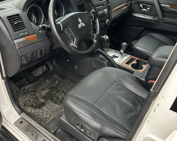 Белый Мицубиси Паджеро Вагон, объемом двигателя 3.2 л и пробегом 292 тыс. км за 12500 $, фото 18 на Automoto.ua