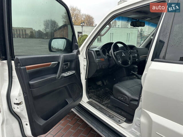 Белый Мицубиси Паджеро Вагон, объемом двигателя 3.2 л и пробегом 292 тыс. км за 12500 $, фото 21 на Automoto.ua