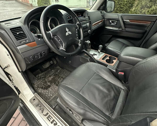 Белый Мицубиси Паджеро Вагон, объемом двигателя 3.2 л и пробегом 292 тыс. км за 12500 $, фото 19 на Automoto.ua
