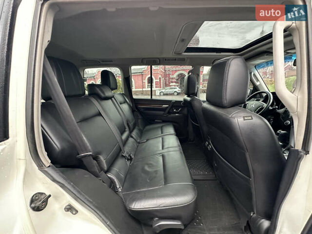 Белый Мицубиси Паджеро Вагон, объемом двигателя 3.2 л и пробегом 292 тыс. км за 12500 $, фото 26 на Automoto.ua
