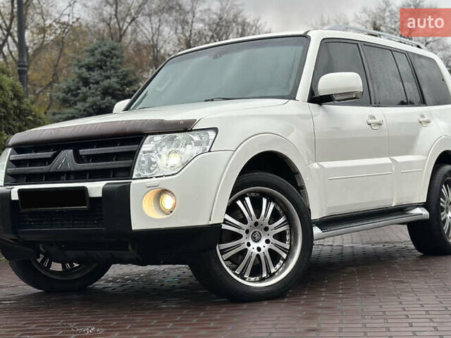 Белый Мицубиси Паджеро Вагон, объемом двигателя 3.2 л и пробегом 292 тыс. км за 12500 $, фото 1 на Automoto.ua