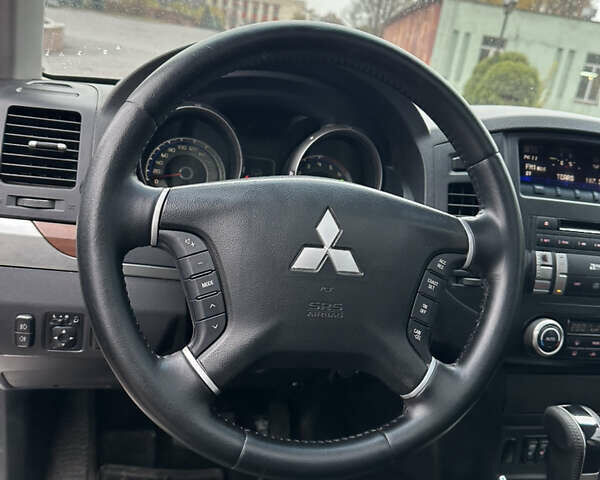 Белый Мицубиси Паджеро Вагон, объемом двигателя 3.2 л и пробегом 292 тыс. км за 12500 $, фото 48 на Automoto.ua