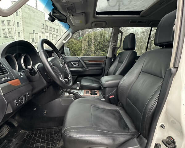 Белый Мицубиси Паджеро Вагон, объемом двигателя 3.2 л и пробегом 292 тыс. км за 12500 $, фото 20 на Automoto.ua