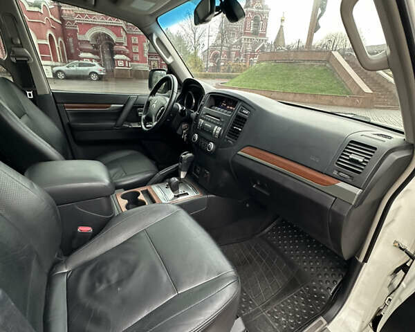 Белый Мицубиси Паджеро Вагон, объемом двигателя 3.2 л и пробегом 292 тыс. км за 12500 $, фото 28 на Automoto.ua