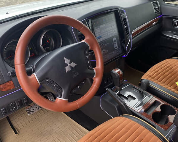 Белый Мицубиси Паджеро Вагон, объемом двигателя 0 л и пробегом 155 тыс. км за 17900 $, фото 13 на Automoto.ua