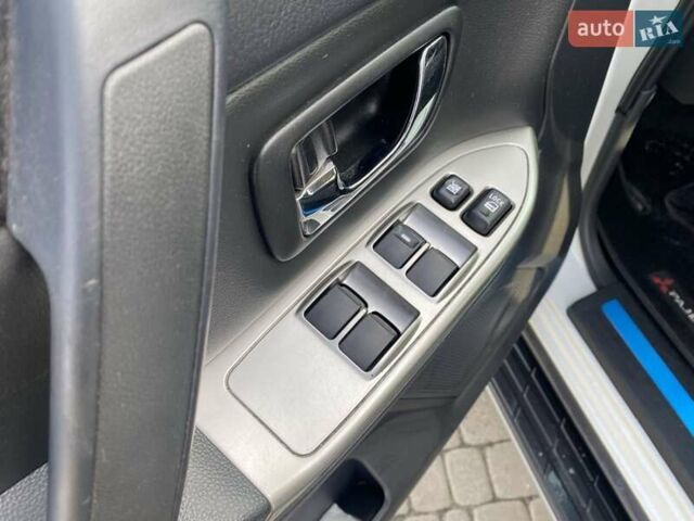 Білий Міцубісі Паджеро Вагон, об'ємом двигуна 3.2 л та пробігом 144 тис. км за 21999 $, фото 36 на Automoto.ua