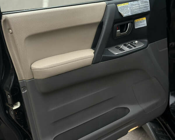 Бежевый Мицубиси Паджеро Вагон, объемом двигателя 3.5 л и пробегом 300 тыс. км за 7800 $, фото 24 на Automoto.ua