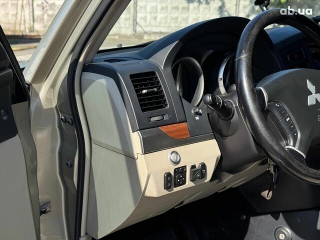 Бежевий Міцубісі Паджеро Вагон, об'ємом двигуна 3 л та пробігом 252 тис. км за 13390 $, фото 19 на Automoto.ua