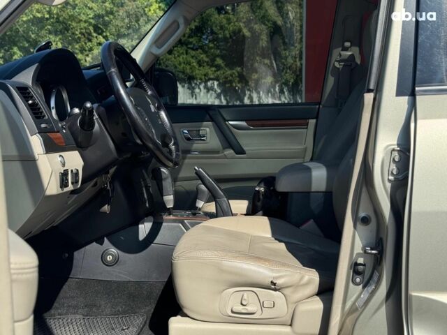 Бежевий Міцубісі Паджеро Вагон, об'ємом двигуна 3 л та пробігом 252 тис. км за 13390 $, фото 21 на Automoto.ua