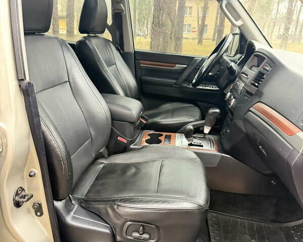 Бежевий Міцубісі Паджеро Вагон, об'ємом двигуна 3.2 л та пробігом 211 тис. км за 12800 $, фото 4 на Automoto.ua