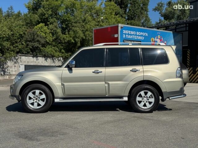 Бежевий Міцубісі Паджеро Вагон, об'ємом двигуна 3 л та пробігом 252 тис. км за 13390 $, фото 4 на Automoto.ua