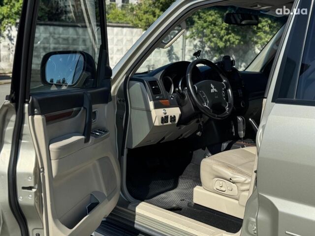 Бежевий Міцубісі Паджеро Вагон, об'ємом двигуна 3 л та пробігом 252 тис. км за 13390 $, фото 16 на Automoto.ua