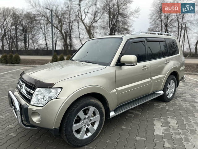 Бежевий Міцубісі Паджеро Вагон, об'ємом двигуна 3.2 л та пробігом 216 тис. км за 13800 $, фото 18 на Automoto.ua