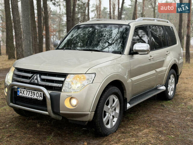 Бежевий Міцубісі Паджеро Вагон, об'ємом двигуна 3.2 л та пробігом 211 тис. км за 12800 $, фото 1 на Automoto.ua