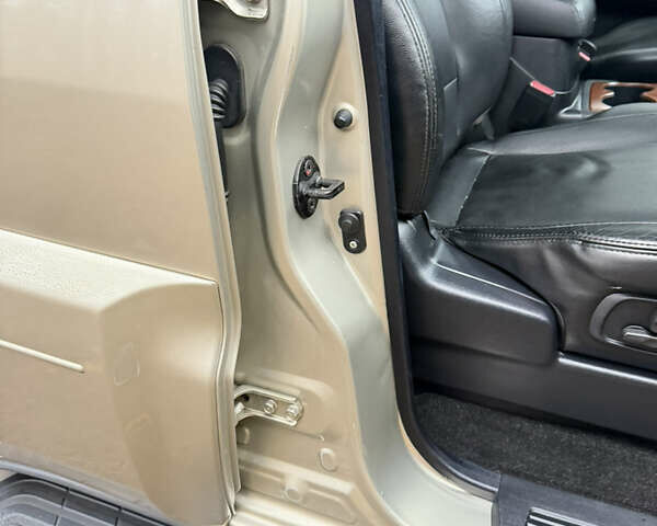 Бежевий Міцубісі Паджеро Вагон, об'ємом двигуна 3.2 л та пробігом 211 тис. км за 12800 $, фото 13 на Automoto.ua