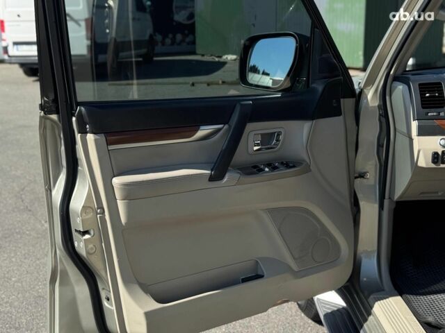 Бежевий Міцубісі Паджеро Вагон, об'ємом двигуна 3 л та пробігом 252 тис. км за 13390 $, фото 17 на Automoto.ua