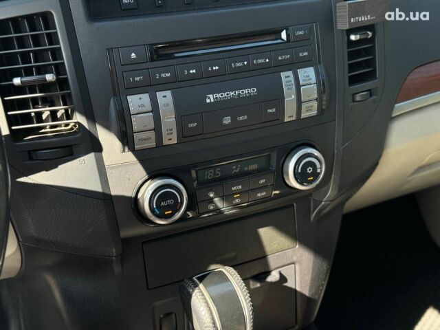 Бежевий Міцубісі Паджеро Вагон, об'ємом двигуна 3 л та пробігом 252 тис. км за 13390 $, фото 25 на Automoto.ua