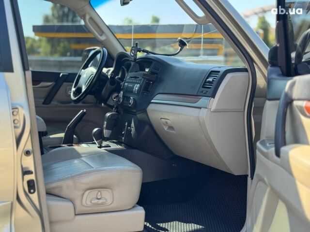 Бежевий Міцубісі Паджеро Вагон, об'ємом двигуна 3 л та пробігом 252 тис. км за 13390 $, фото 41 на Automoto.ua