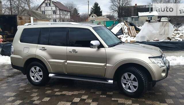 Бежевый Мицубиси Паджеро Вагон, объемом двигателя 2.97 л и пробегом 227 тыс. км за 10500 $, фото 1 на Automoto.ua