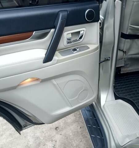 Бежевий Міцубісі Паджеро Вагон, об'ємом двигуна 3.2 л та пробігом 188 тис. км за 14200 $, фото 17 на Automoto.ua