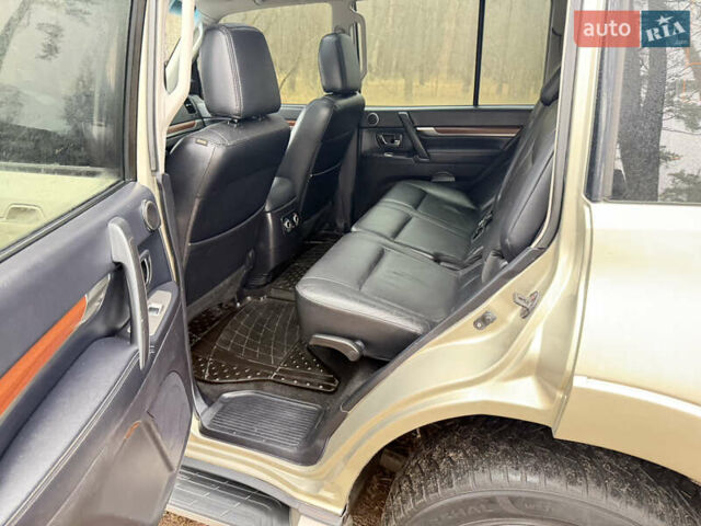 Бежевий Міцубісі Паджеро Вагон, об'ємом двигуна 3.2 л та пробігом 211 тис. км за 12800 $, фото 47 на Automoto.ua