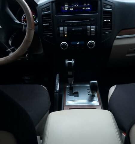 Бежевий Міцубісі Паджеро Вагон, об'ємом двигуна 3.2 л та пробігом 188 тис. км за 14200 $, фото 11 на Automoto.ua