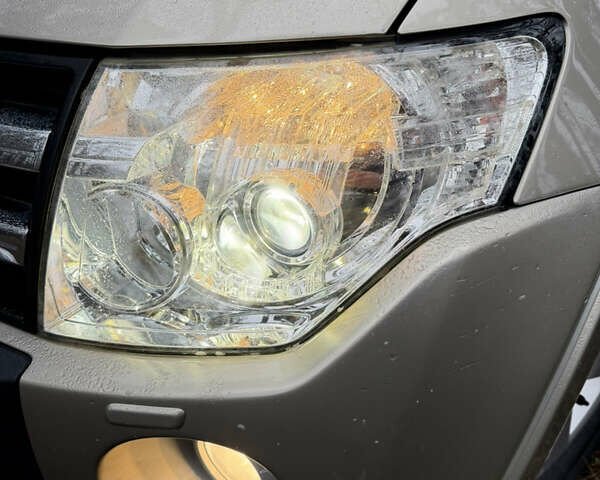 Бежевий Міцубісі Паджеро Вагон, об'ємом двигуна 3.2 л та пробігом 211 тис. км за 12800 $, фото 31 на Automoto.ua