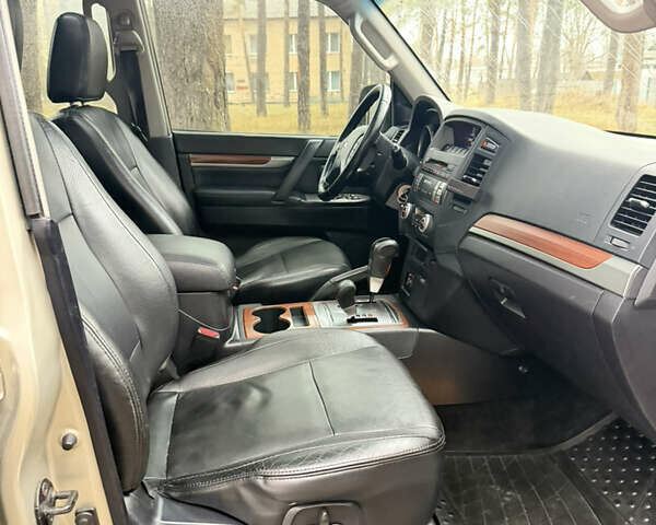 Бежевий Міцубісі Паджеро Вагон, об'ємом двигуна 3.2 л та пробігом 211 тис. км за 12800 $, фото 49 на Automoto.ua