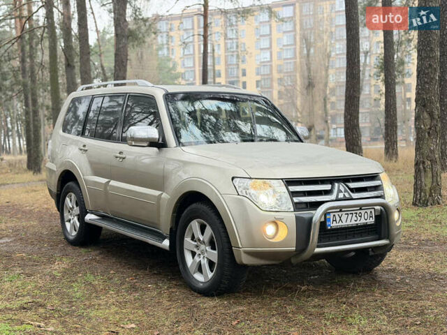 Бежевий Міцубісі Паджеро Вагон, об'ємом двигуна 3.2 л та пробігом 211 тис. км за 12800 $, фото 42 на Automoto.ua