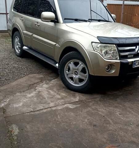 Бежевий Міцубісі Паджеро Вагон, об'ємом двигуна 3.2 л та пробігом 188 тис. км за 14200 $, фото 2 на Automoto.ua