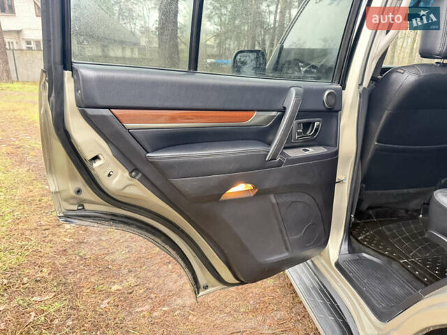 Бежевий Міцубісі Паджеро Вагон, об'ємом двигуна 3.2 л та пробігом 211 тис. км за 12800 $, фото 18 на Automoto.ua