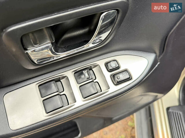 Бежевий Міцубісі Паджеро Вагон, об'ємом двигуна 3.2 л та пробігом 211 тис. км за 12800 $, фото 22 на Automoto.ua