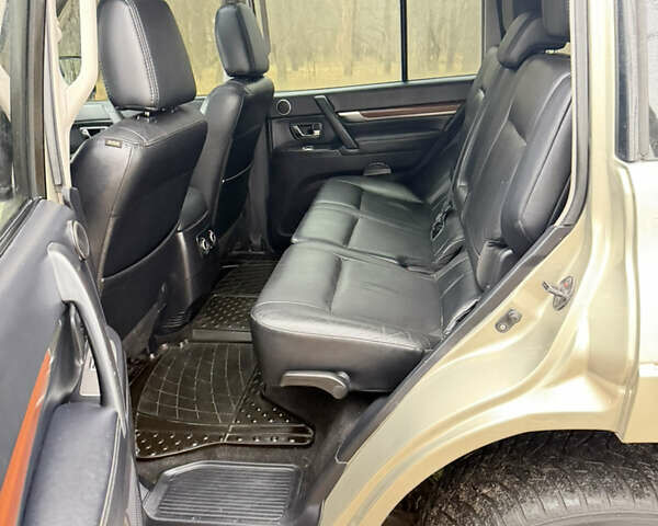 Бежевий Міцубісі Паджеро Вагон, об'ємом двигуна 3.2 л та пробігом 211 тис. км за 12800 $, фото 8 на Automoto.ua