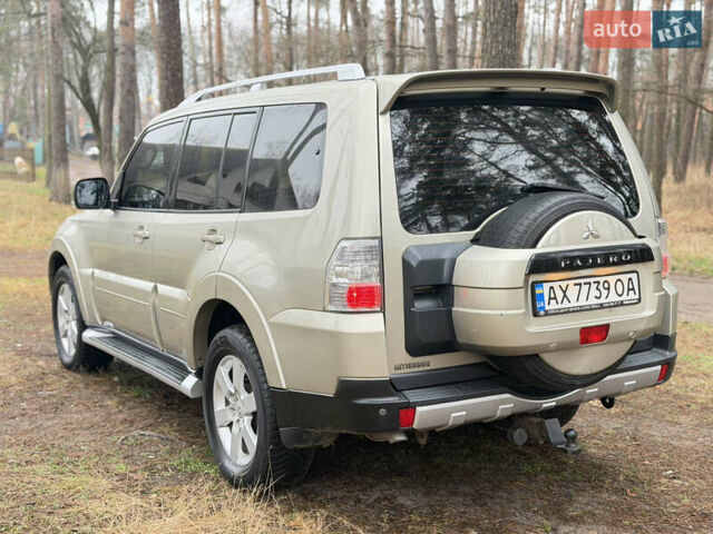 Бежевий Міцубісі Паджеро Вагон, об'ємом двигуна 3.2 л та пробігом 211 тис. км за 12800 $, фото 3 на Automoto.ua