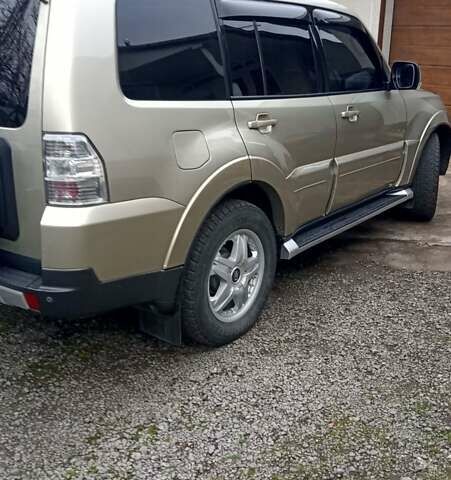 Бежевий Міцубісі Паджеро Вагон, об'ємом двигуна 3.2 л та пробігом 188 тис. км за 14200 $, фото 6 на Automoto.ua