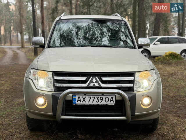 Бежевий Міцубісі Паджеро Вагон, об'ємом двигуна 3.2 л та пробігом 211 тис. км за 12800 $, фото 2 на Automoto.ua