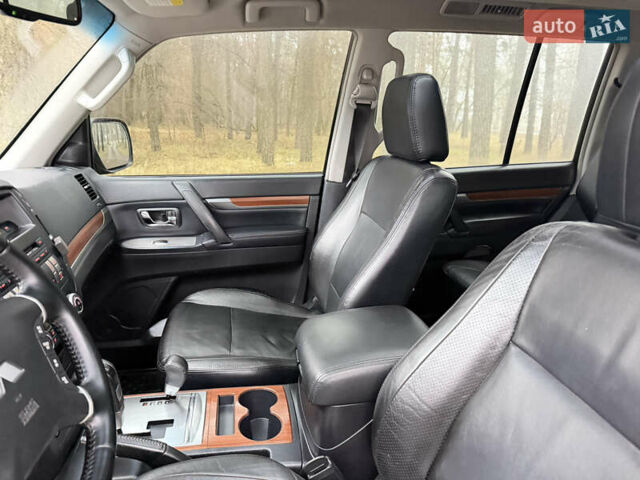 Бежевий Міцубісі Паджеро Вагон, об'ємом двигуна 3.2 л та пробігом 211 тис. км за 12800 $, фото 21 на Automoto.ua