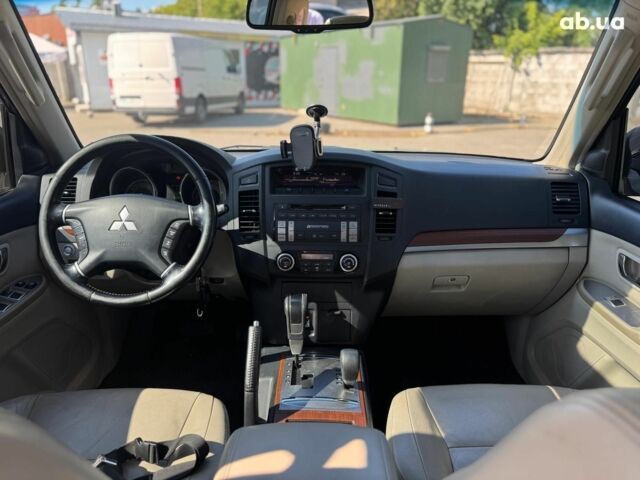 Бежевий Міцубісі Паджеро Вагон, об'ємом двигуна 3 л та пробігом 252 тис. км за 13390 $, фото 35 на Automoto.ua