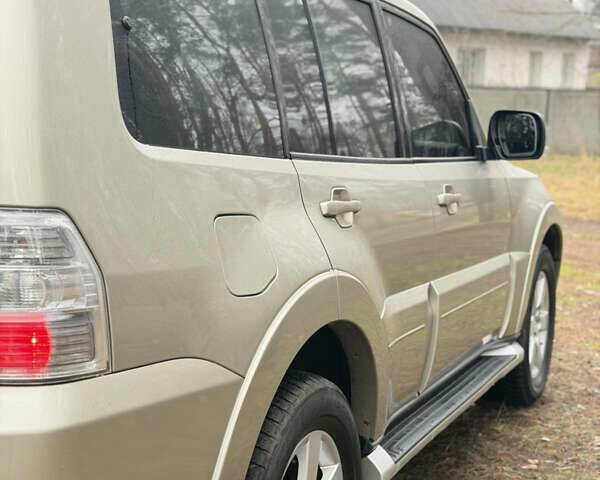 Бежевий Міцубісі Паджеро Вагон, об'ємом двигуна 3.2 л та пробігом 211 тис. км за 12800 $, фото 34 на Automoto.ua