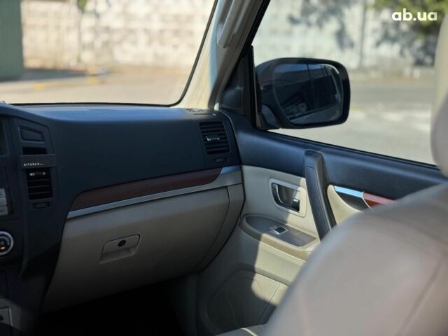 Бежевий Міцубісі Паджеро Вагон, об'ємом двигуна 3 л та пробігом 252 тис. км за 13390 $, фото 38 на Automoto.ua