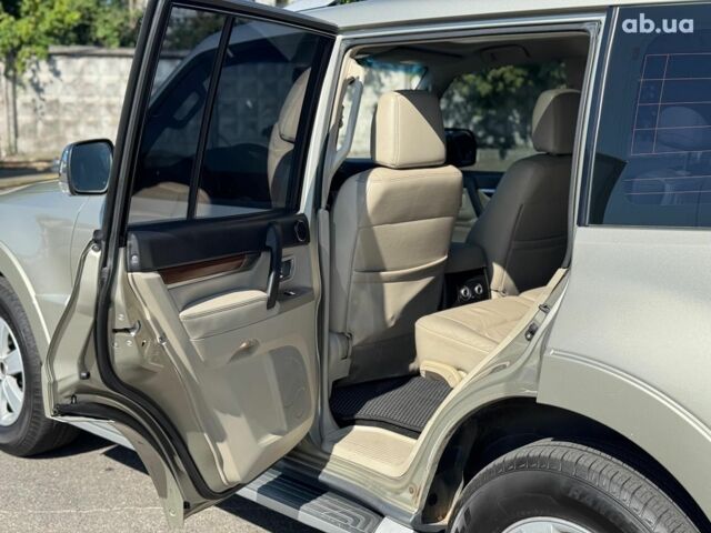 Бежевий Міцубісі Паджеро Вагон, об'ємом двигуна 3 л та пробігом 252 тис. км за 13390 $, фото 33 на Automoto.ua