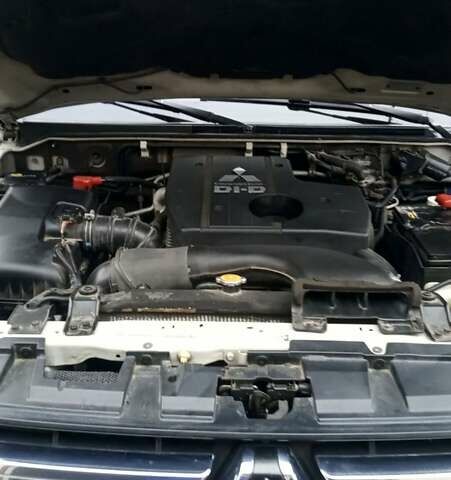 Бежевий Міцубісі Паджеро Вагон, об'ємом двигуна 3.2 л та пробігом 188 тис. км за 14200 $, фото 25 на Automoto.ua