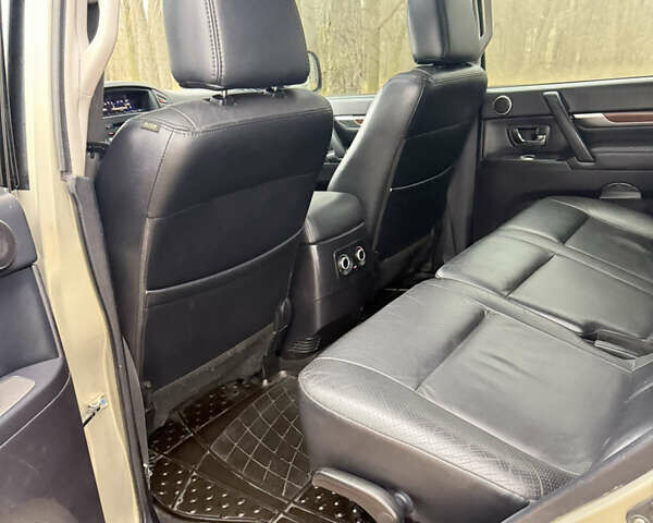 Бежевий Міцубісі Паджеро Вагон, об'ємом двигуна 3.2 л та пробігом 211 тис. км за 12800 $, фото 17 на Automoto.ua