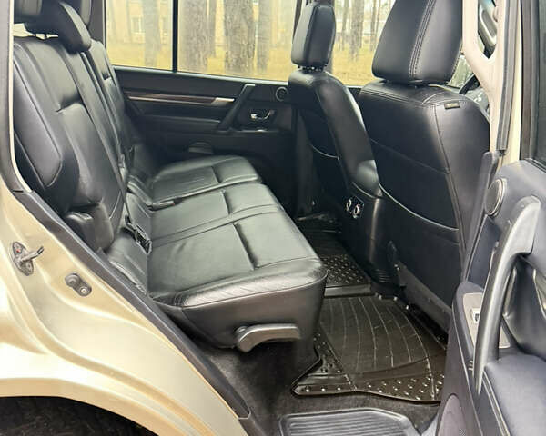 Бежевий Міцубісі Паджеро Вагон, об'ємом двигуна 3.2 л та пробігом 211 тис. км за 12800 $, фото 6 на Automoto.ua