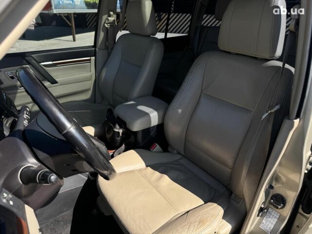 Бежевий Міцубісі Паджеро Вагон, об'ємом двигуна 3 л та пробігом 252 тис. км за 13390 $, фото 22 на Automoto.ua