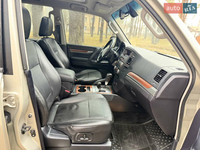 Бежевий Міцубісі Паджеро Вагон, об'ємом двигуна 3.2 л та пробігом 211 тис. км за 12800 $, фото 51 на Automoto.ua